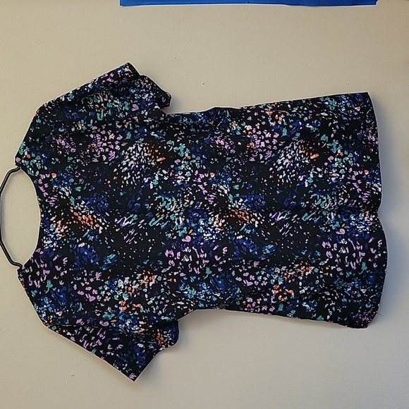 Scrub Star Scrubs | Medium Black w/ Color Splash V Neck 2 Pocket Scrub Top - Picture 4 of 4